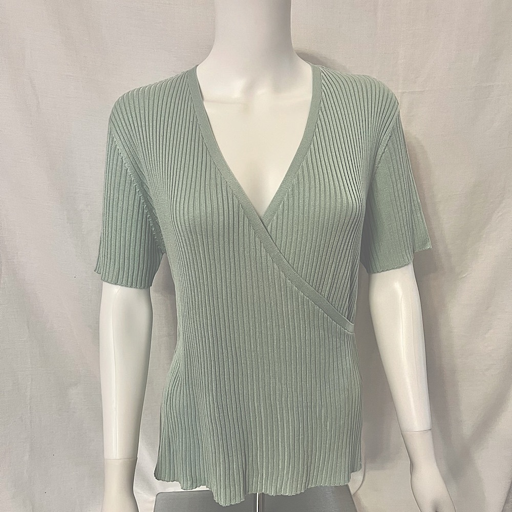 SILK LORE Short Sleeve Sweater.  100% silk in mint green. Figure flattering.